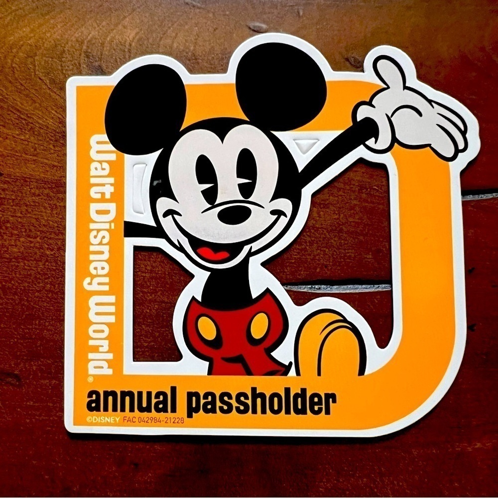 Walt Disney World Annual Passholder Micky Magnet, Exclusive Authentic Disney Mag